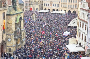 В центре Праги прошел массовый митинг в поддержку президента Чехии: фото и видео
