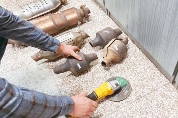 Братья-иностранцы приезжали в Чехию красть катализаторы 