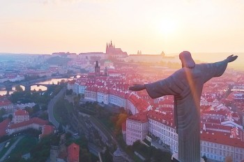 Как в Праге смотрелись бы всемирно известные скульптуры: 9 рисунков нейросети