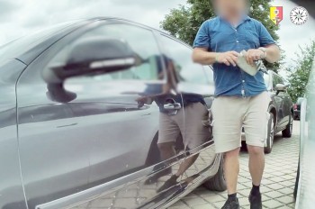 В Праге вор деликатно вскрывал автомобили: видео 