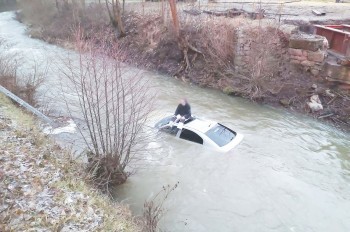 В Чехии водитель съехал в реку и ждал помощи на крыше авто