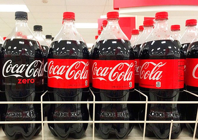 Coca-Cola в двухлитровых бутылках исчезнет из чешских магазинов