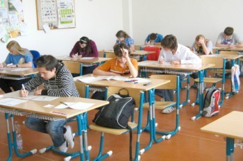 В Праге полицейские вывели из школы в стельку пьяного учителя