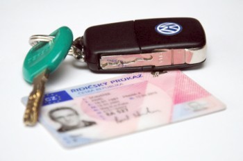 Жителей Чехии призвали проверить свои водительские удостоверения