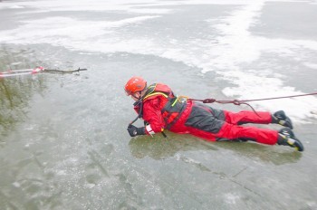 В Чехии пожарные спасли из ледяной воды собаку