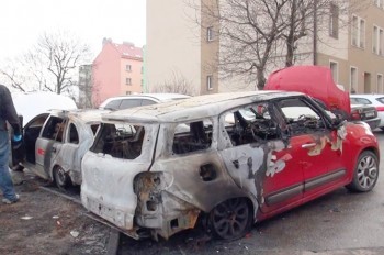 В Праге пожар повредил 7 припаркованных автомобилей