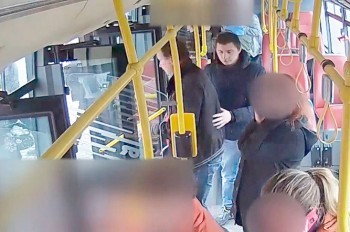 В Праге иностранцы избили пассажира автобуса: видео