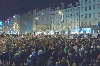 Тысячи пражан вышли на митинг в поддержку свободы СМИ