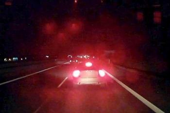 В Чехии водитель легковушки неудачно «проучил» фуру: видео