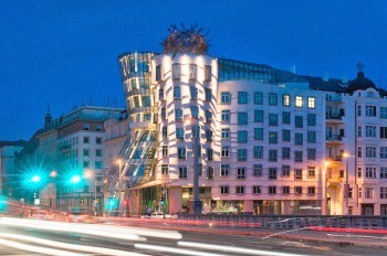 Танцующий дом в Праге позеленеет в честь Дня святого Патрика