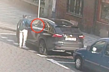 В Праге очевидцы не позволили вору украсть вещи из машины: видео