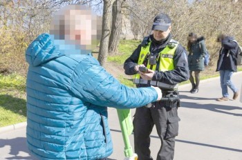 В Праге полиция устроила массовую проверку самокатчиков и велосипедистов: видео