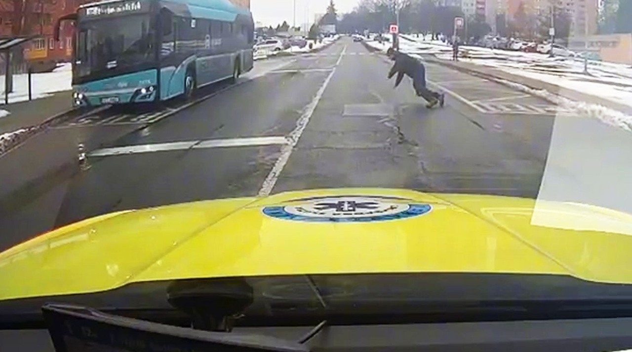 В Чехии безответственный пешеход задержал машину скорой помощи: видео