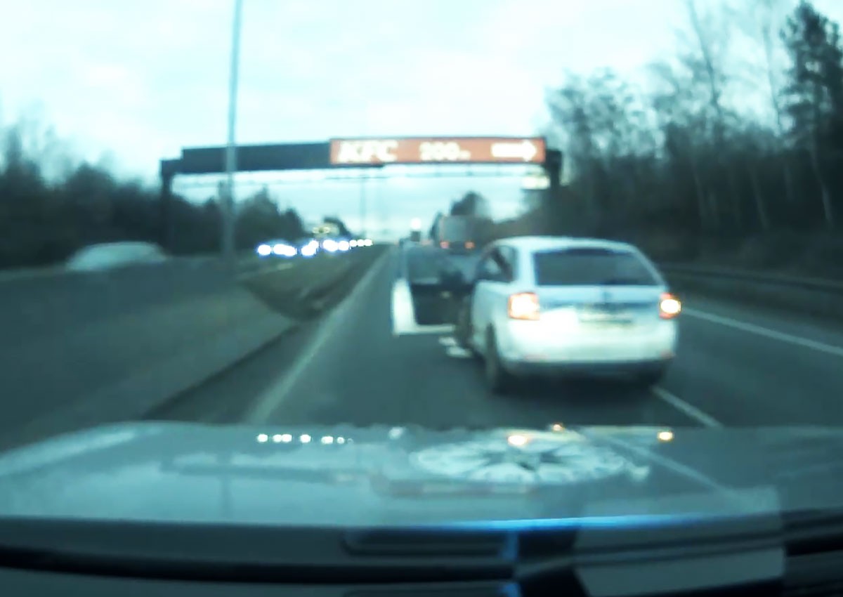 В Праге иностранец пытался на ходу выпрыгнуть из угнанного авто: видео