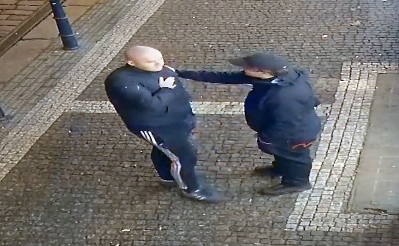 В Праге любители нацизма разбили витрину и напали на очевидца: видео