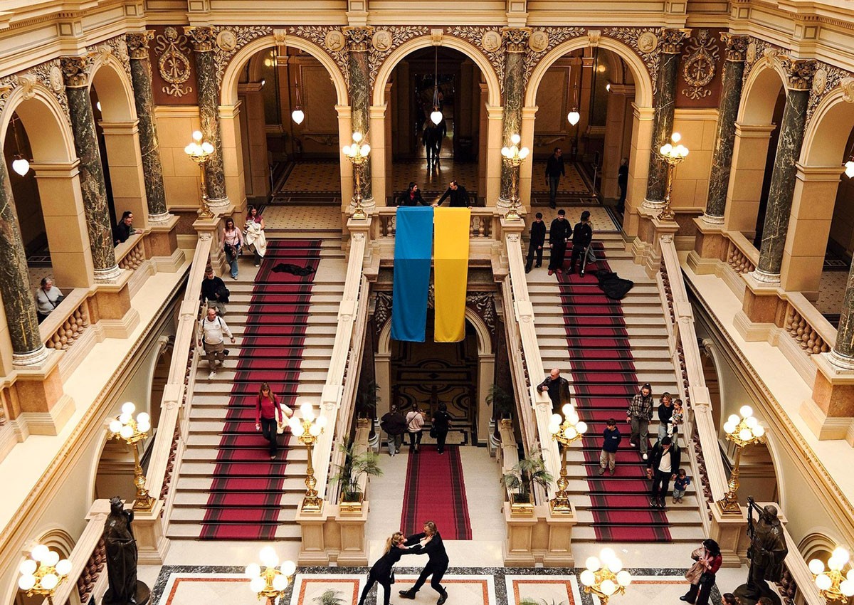 Активисты вывесили флаг Украины в здании Национального музея в Праге