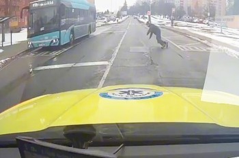 В Чехии безответственный пешеход задержал машину скорой помощи: видео