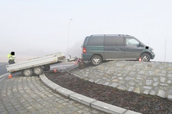 В Чехии водитель из-за тумана вылетел на круговой перекресток