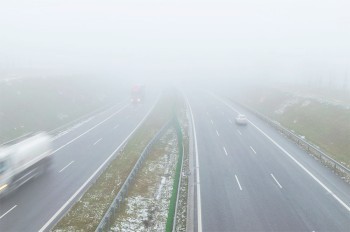 Водителям в Чехии напомнили о штрафе за противотуманные фары
