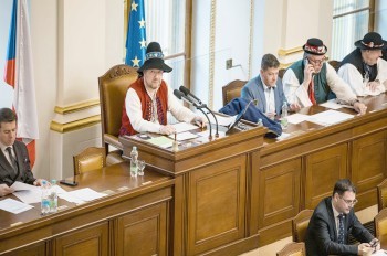 В Чехии депутаты пришли на работу в национальных костюмах