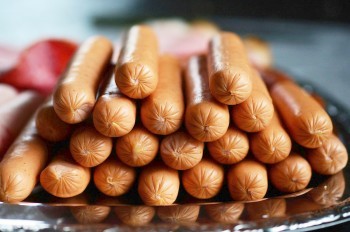 В Чехии инспекция обнаружила в сосисках постороннее мясо