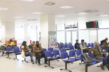 В Праге возле метро обнаружили мужчину с ножевым ранением