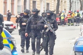 Полиция Праги закрыла дело учителя, ложно сообщившего о стрельбе в гимназии