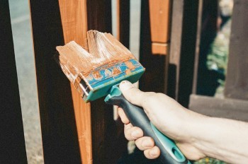 В Чехии иностранцы взяли с пенсионера за покраску забора 86 тыс. крон