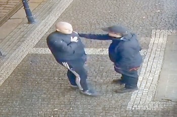 В Праге любители нацизма разбили витрину и напали на очевидца: видео