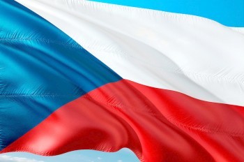 В Праге неизвестный сломал челюсть случайному пассажиру на остановке: видео
