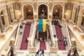 Активисты вывесили флаг Украины в здании Национального музея в Праге