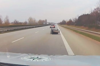 В Чехии перед полицейскими на шоссе приземлился диван: видео