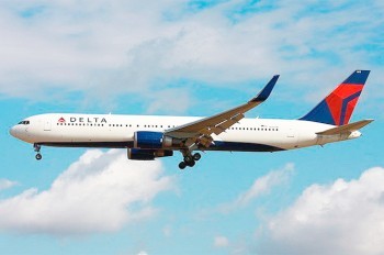 Пассажир нашел в туалете самолета заряженный пистолет