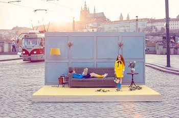 Комната посреди улицы: в Прагу привезли необычный фотопроект