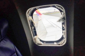 У «Боинга» в полете взорвался двигатель и выбило иллюминатор: видео