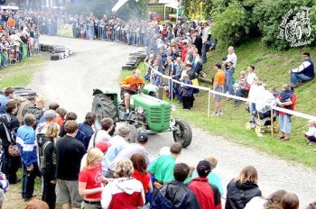В Чехии прошли гонки на тракторах: видео