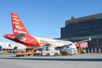 В аэропортах Москвы запретили сидеть на полу и лежать на сиденьях