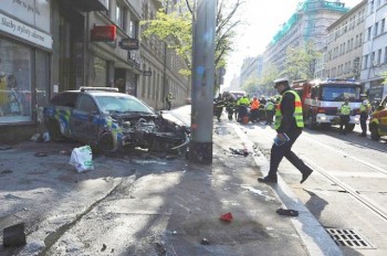 В Праге прохожие вытащили полицейского из горящего авто