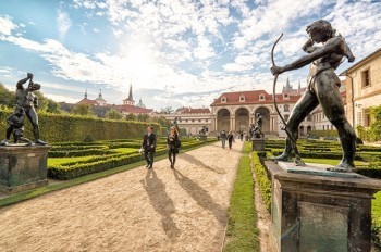 Пражан пригласили на бесплатные концерты в Вальдштейнском саду