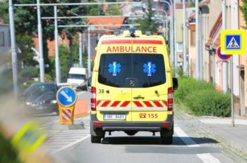 В Чехии пациент выпрыгнул из машины скорой помощи и погиб