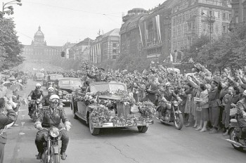 Как Гагарина встречали в Праге: фото и видео