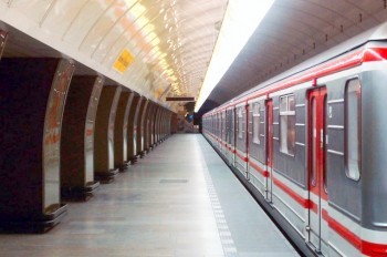 В метро Праги хозяйка не успела завести пса в вагон. Он погиб, когда поезд тронулся