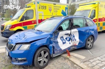 В Праге трамвай столкнулся с автомобилем такси