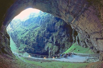 Женщина спрыгнула в пропасть Мацоха. СМИ пишут, что это мать жертвы стрельбы в Карловом университете