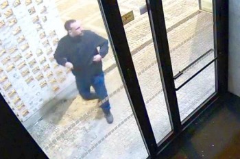 В Праге неизвестный разрисовал два дома: видео