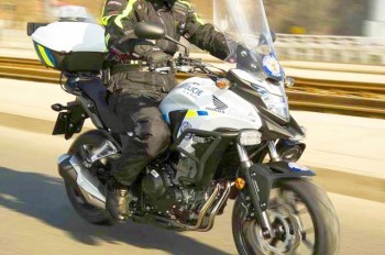 В Прага легковушка сбила полицейского на мотоцикле