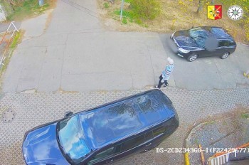 В Праге воры средь бела дня за минуту сняли фары с припаркованного авто: видео