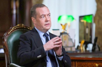 Медведев посоветовал Гашеку «аккуратнее переходить дорогу» и «не пить пива в непроверенных местах»