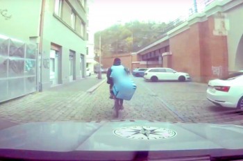 В Праге курьер-иностранец удирал на велосипеде от полиции: видео