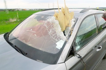 На шоссе в Чехии «летающая» фанера чуть не убила водителя